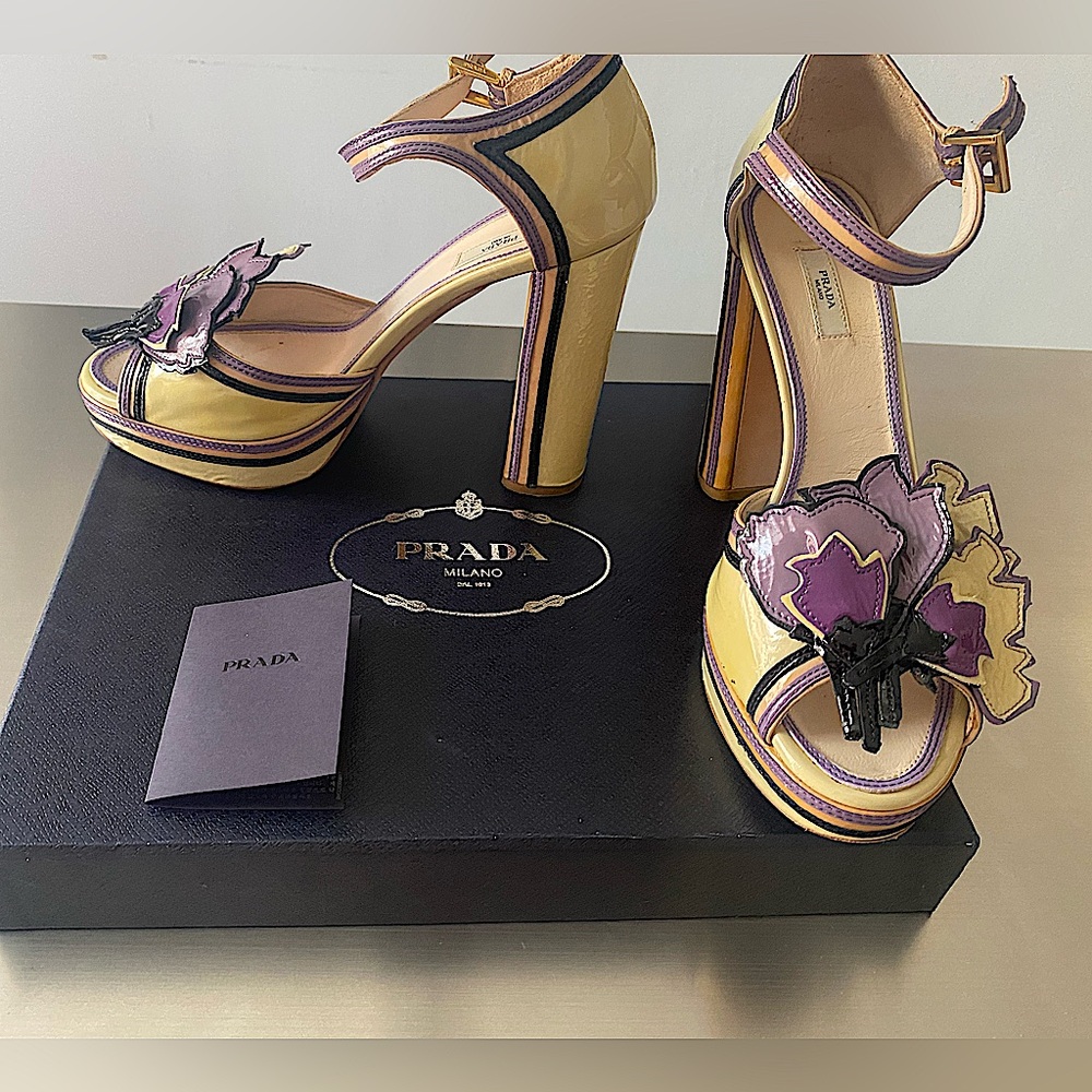 PRADA VENICE FLOWER PATENT PLATFORM HILLED SANDALS SHOES, SIZE38(8)